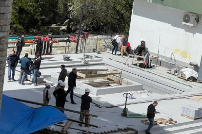 Agents de policia i companys de la víctima a les obres del projecte Caldes on es va produir l'accident