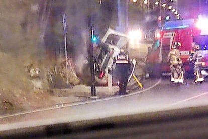 Els serveis d'emergència treballant en el lloc de l'accident