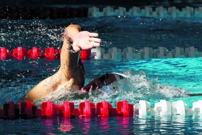 Les curses de natació als Serradells deixen imatges espectaculars, com aquest contrast en la il·luminació.