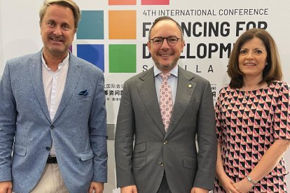 El ministre d'Afers Exteriors de Luxemburg, Xavier Bettel, amb Xavier Espot i Imma Tor