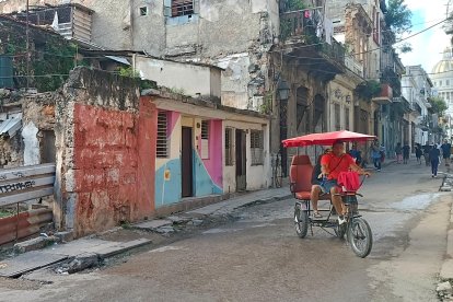 Un carrer d'un barri humil de la capital