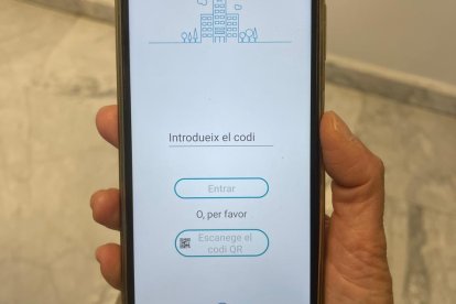 El seguiment del procediment quirúrgic es pot fer a través del mòbil i de les pantalles instal·lades a la sala d’espera.
