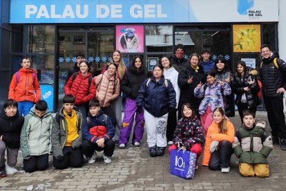 Els infants de l'espai jovent d'Escaldes, visitant el Palau de Gel a Canillo