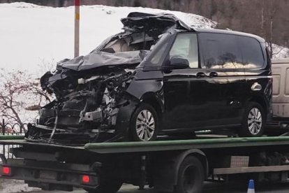 La grua s'enduu el cotxe sinistrat.