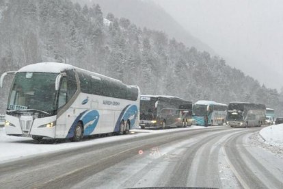 La cua d'autobusos aturats al Tarter aquest matí