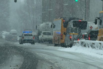 Un cotxe de la policia d'Andorra a la sortida de Canillo en direcció al Tarter, abans de començar a realitzar controls.