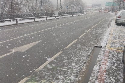 Neu a l'avinguda Salou d'Andorra la Vella.