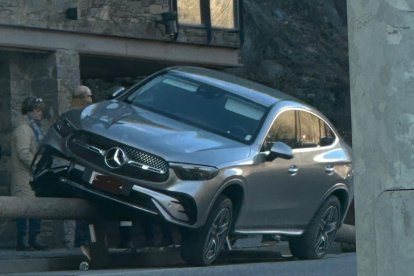 El vehicle d'alta gama enfilat a la barana de protecció a la General 3 a la sortida d'Ordino