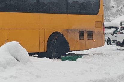 Un autobús aturar per posar cadenes per circular aquest matí a la Massana