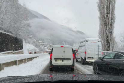 Vehicles aturats a la General 2 a l'entrada d'Encamp des de Canillo