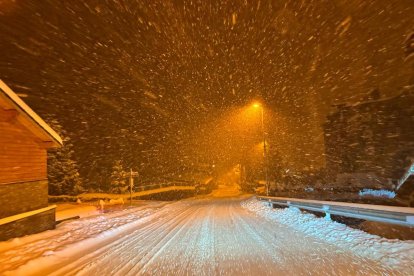 La General 4 a Arinsal aquest matí coberta de neu pels volts de les set del matí