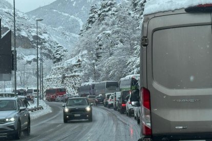 Retencions a la Bartra avui a les 10 del matí pel col·lapse provocat per la nevada