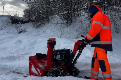 Un operari del comú de la Massana traient neu aquest matí.