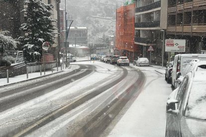 La carretera d'Engolasters de baixada plena de neu aquest migdia.