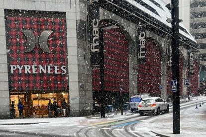 L'avinguda Meritxell nevada aquest migdia.