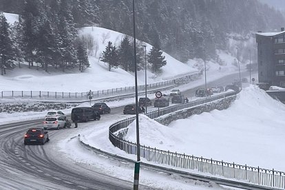 Vehicles aturats a la Vall d’Incles per col·locar cadenes.