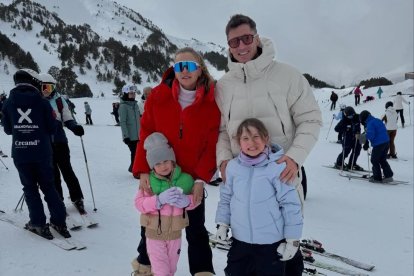 Robert Lewandoski acompanyat dels fills i la dona a les pistes d'esquí d'Andorra.