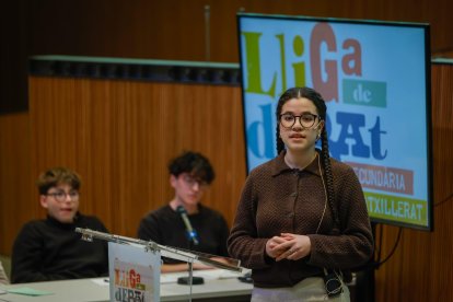 Una estudiant debatent a la Lliga de debat del Consell General.