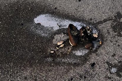 Així és com ha quedat una part de l'asfalt on s'ha intentar calar foc a un dels cotxes estacionats a Aixovall.