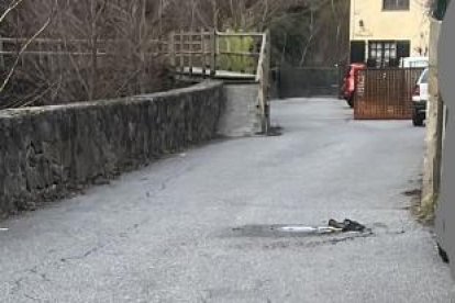 La zona on un usuari ha intentat prendre foc a un dels vehicles que es trobava estacionat a Aixovall.