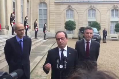 El cap de Govern, Toni Martí, el copríncep francès, François Hollande i el síndic general, Vicenç Mateu, durant la reunió mantinguda a l'Elisi.