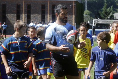 Els jugadors de l'Stade Toulousain visiten Andorra i fan un petit entrenament amb nens del país.