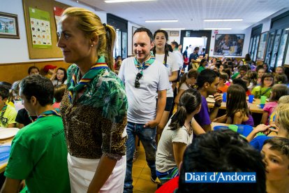 Toni Martí, acompanyat dels ministres Francesc Camp, Xavier Espot, Gilbert Saboya i Olga Gelabert, van visitar la casa de colònies d'AINA i van compartir una estona amb els infants que hi fan estada
