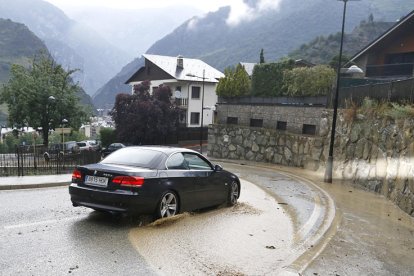Esllavissada a Aixirivall per la tempesta