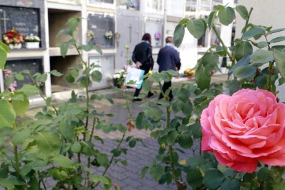 Moltes flors i moltes visites per recordar els difunts