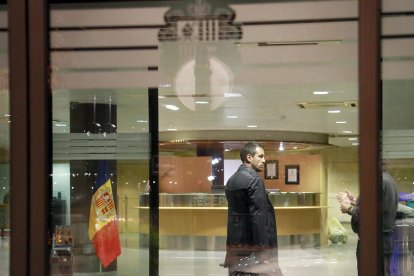 Cinc consellers liberals veten la moció de censura