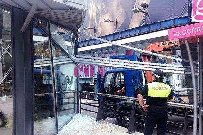 Ensurt a l'oficina de turisme per l'accident d'un camió