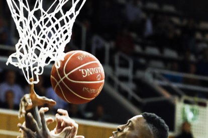 El MoraBanc fa del Poliesportiu un fortí