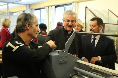 El copríncep episcopal, Joan-Enric Vives, visitant els tallers ocupacionals de Xeridell