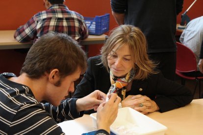 La secretària d'Estat d'Afers Socials i Ocupació, Ester Fenoll, amb un dels nois del centre