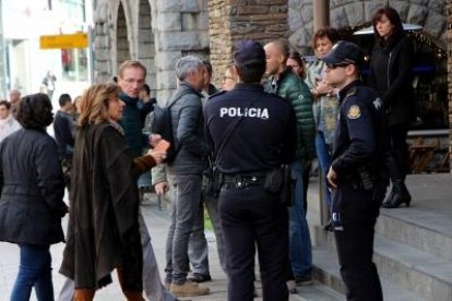 Desallotjat el comú d'Andorra la Vella per un avís de fum