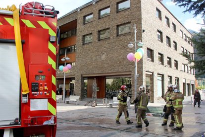 Els bombers evacuen el comú de la capital per un avís de fum