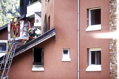 Trenta desallotjats i cinc ferits lleus per un incendi