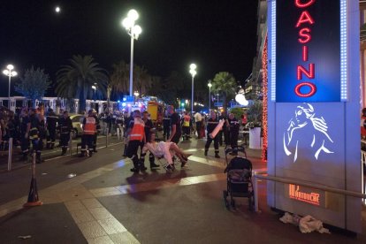 Almenys 80 morts en un atemptat terrorista a Niça.