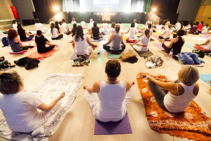 Classe magistral de ioga per a practicants avançats i novells