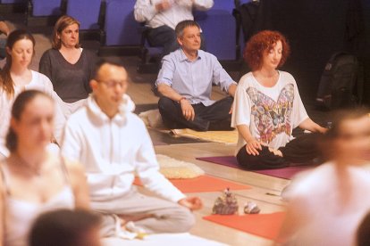 Classe magistral de ioga per a practicants avançats i novells