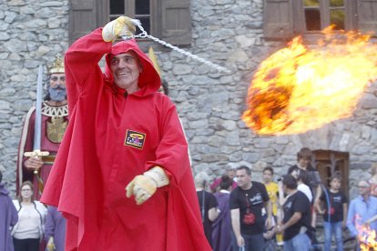 Arribada especial i emotiva de la flama del Canigó