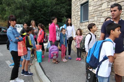 Pares i fills esperant per començar