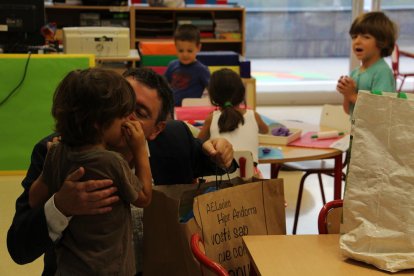 Un pare fent un petó al seu fill