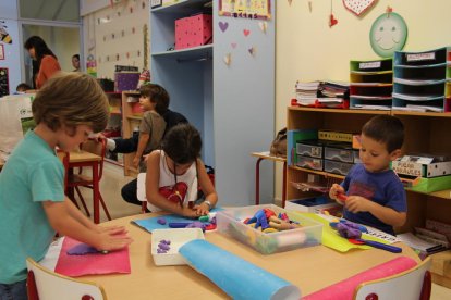 Nens i nenes fent dibuixos