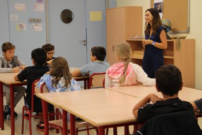 Una conversa en una classe el primer dia d'escola
