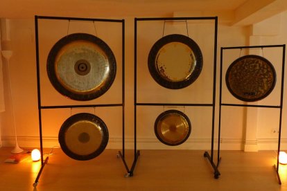 4. Els gongs i la flauta nativa americana són complements importants al ioga.