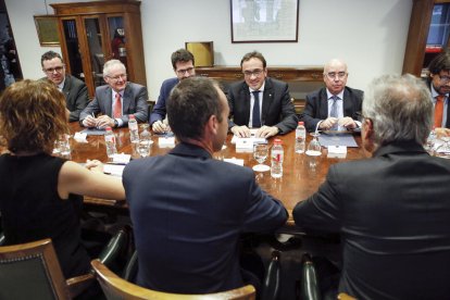 Reunió de les delegacions andorranes i catalanes per fer balanç de l'ús de l'aeroport.