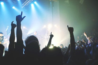 9. La música en directe és bàsica, per ballar, gaudir i tornar a ser adolescent en cada concert.
