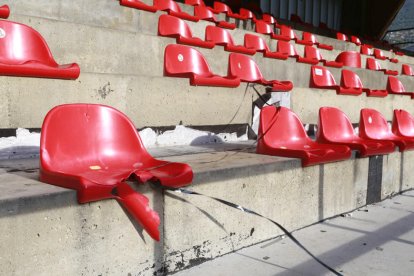 Vandalisme, 'botellón' i desperfectes al camp d'Aixovall