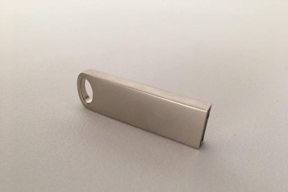 8. Un clauer amb clau USB; intento evitar al màxim el paper.